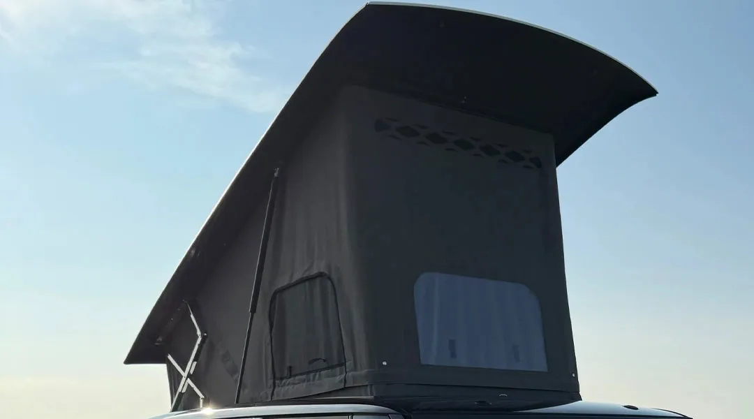 Horizon roof canvas with zipped window